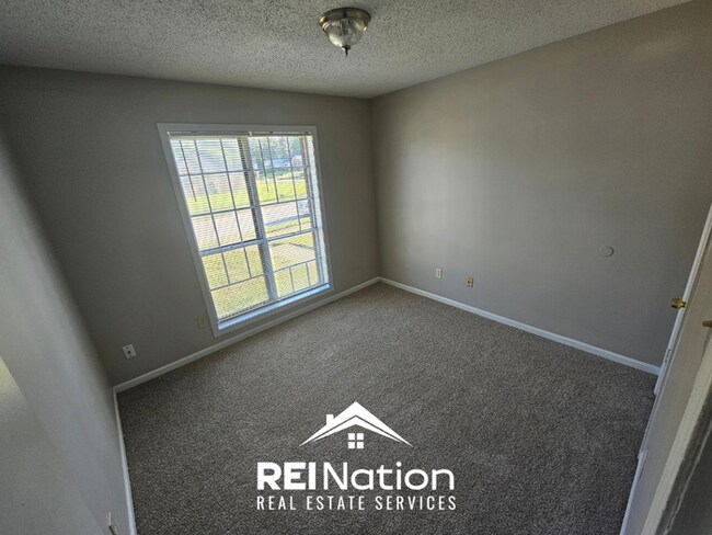 Building Photo - SPRAWLING 4BR/2BA MEMPHIS HOME! | Brick Fireplace & 2-Car Garage | Fenced Yard!
