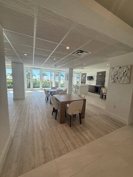 Building Photo - 3443 Gulf Shore Blvd N