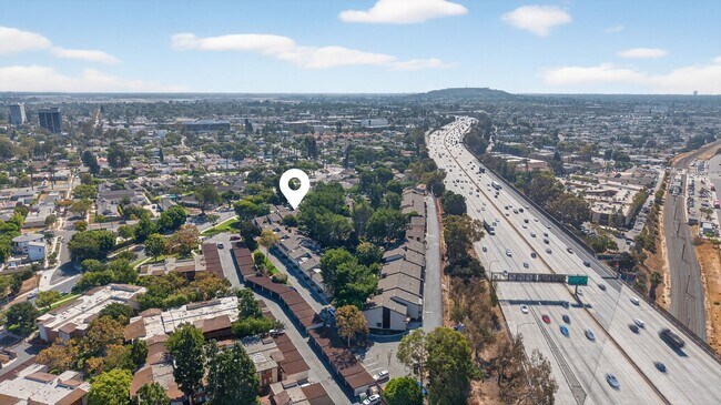 Building Photo - Gorgeous 2 bed/bath Condo in Long Beach