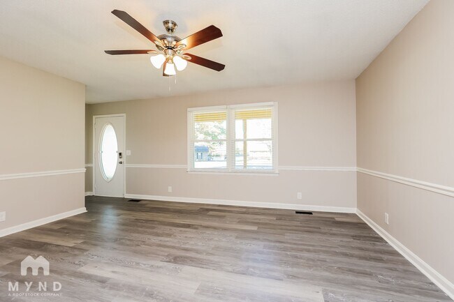 Building Photo - 907 Briar Ct