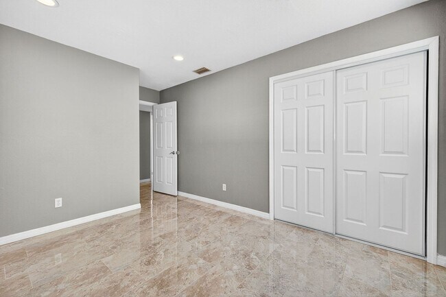 Building Photo - 2 Bedroom 2 Bath Condo with Community pool