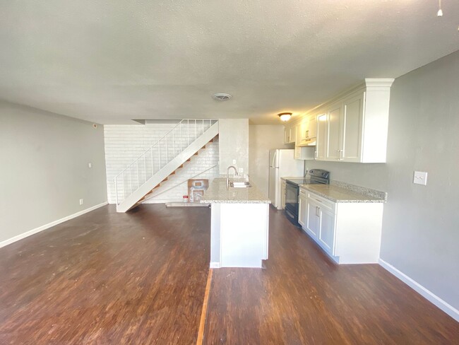 Building Photo - Charming Two Bedroom Condo