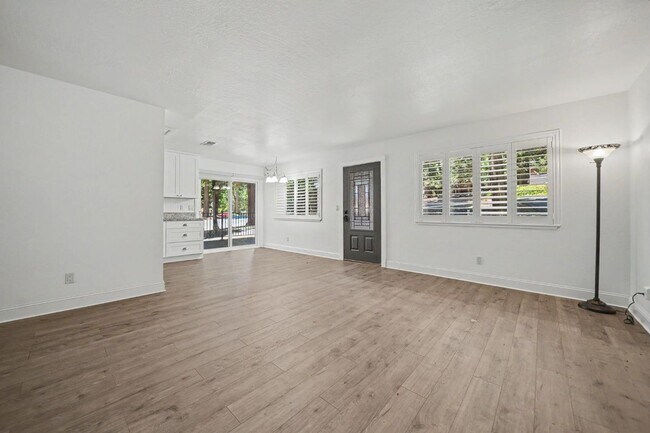 Building Photo - 16932 McKenzie Dr