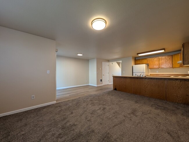 Building Photo - 3 bdrm/2 bthrm Duplex with Single Car Gara...
