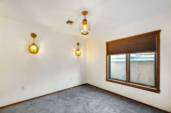 Building Photo - Inviting Studio in the Heart of Downtown S...