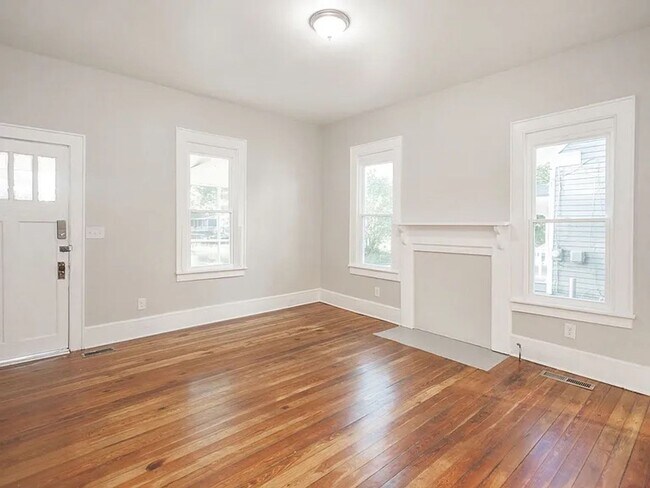 Building Photo - 321 N 10th St