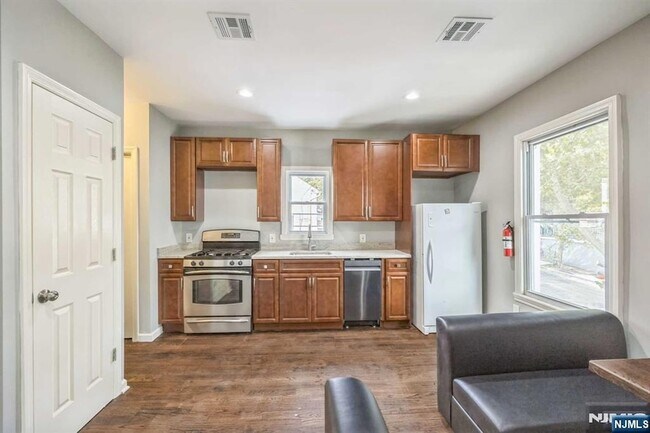 Building Photo - 541 Union Ave