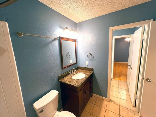 Building Photo - 3503 Southridge Dr