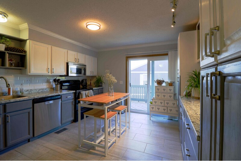 Building Photo - 2080 Oakcrest Cir