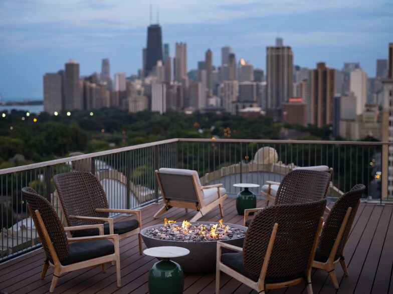 Building Photo - 2300 N Lincoln Park W