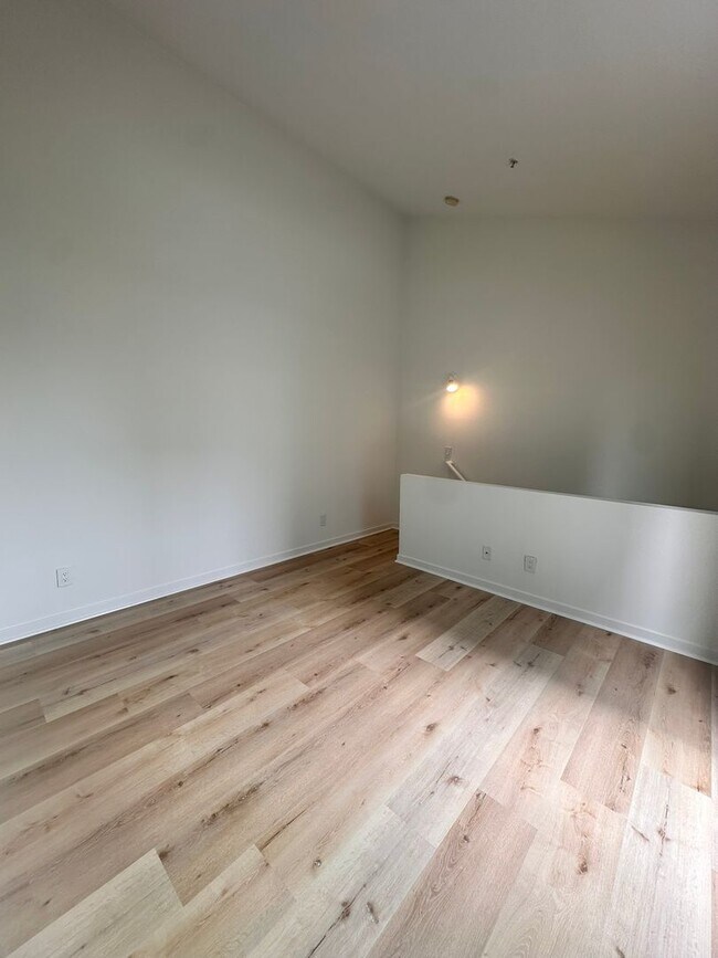 Building Photo - 988 G St
