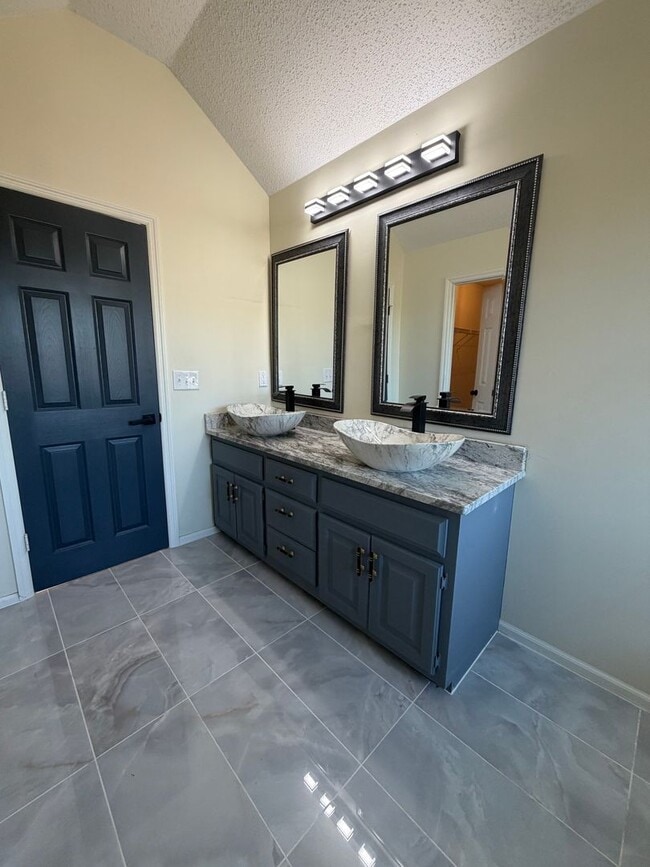 Building Photo - 4 bed | 2.5 bath | 2,630 sq ft