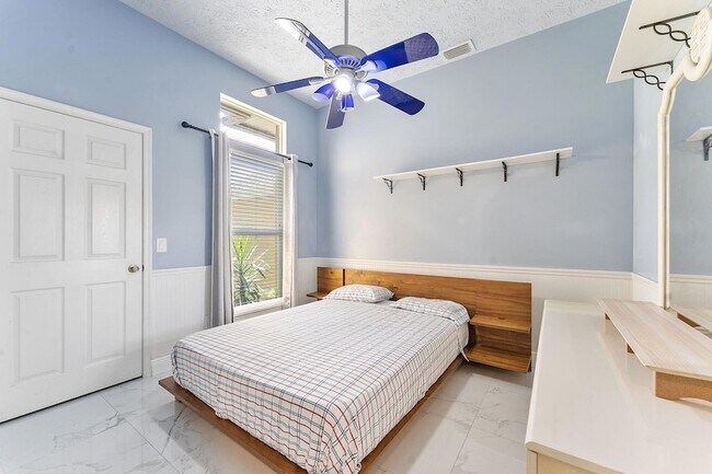 Building Photo - 1622 SW Realty St