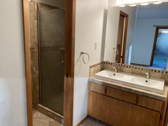 Building Photo - 2558 Troy Ct