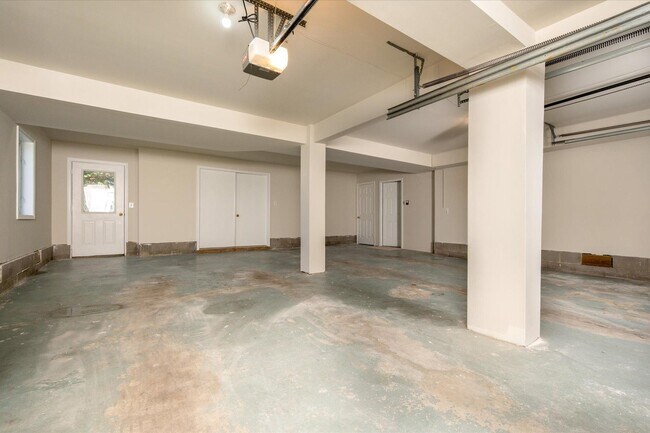 Building Photo - 1100 Paca Dr