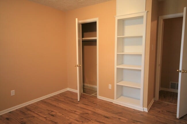 Building Photo - Newly Re-Modeled 3 Bedroom 2 Bath Home nea...