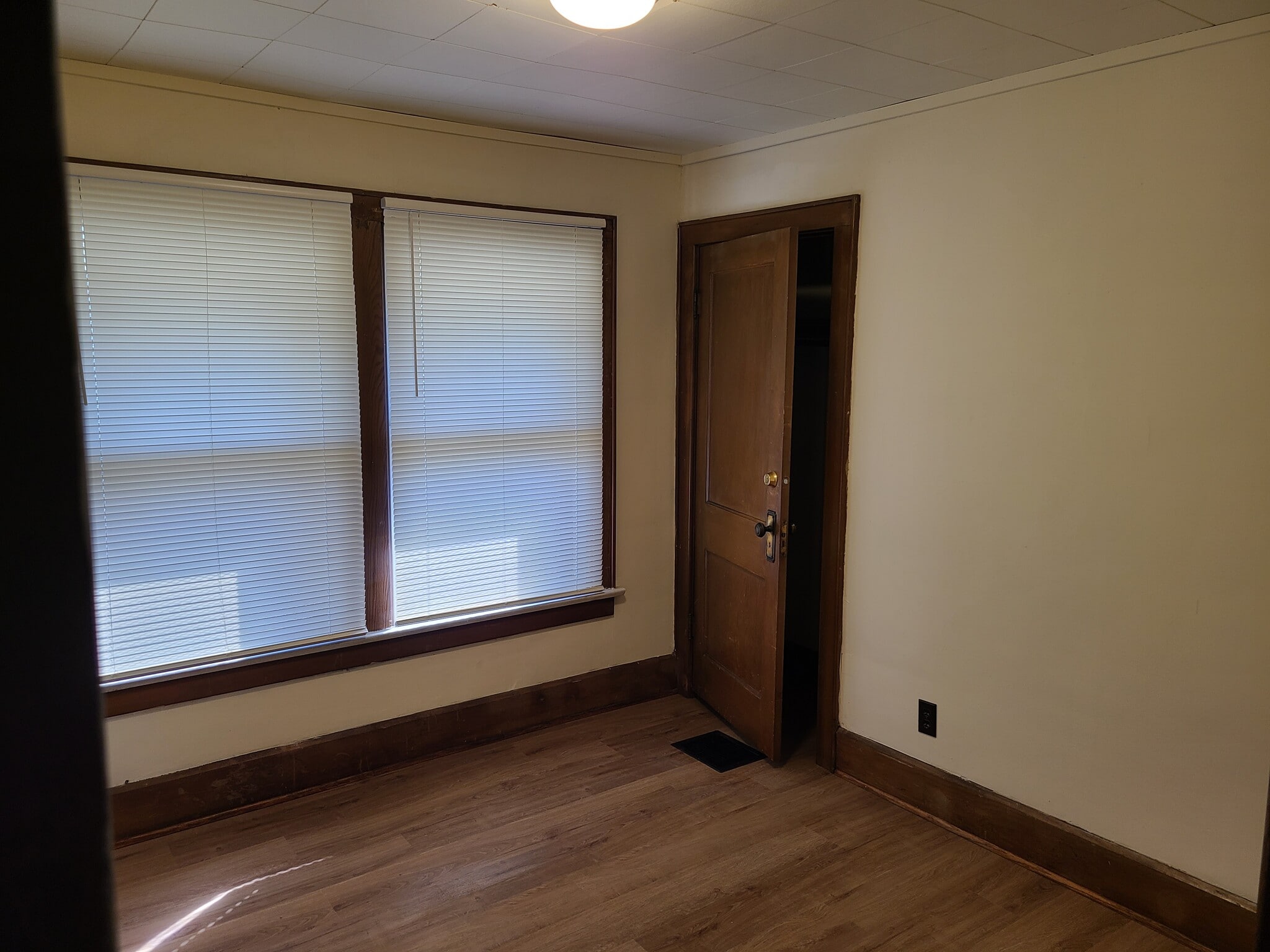 Building Photo - 214 E Kelso Rd