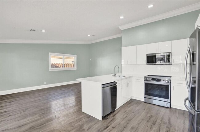 Building Photo - 10548 Boca Entrada Blvd