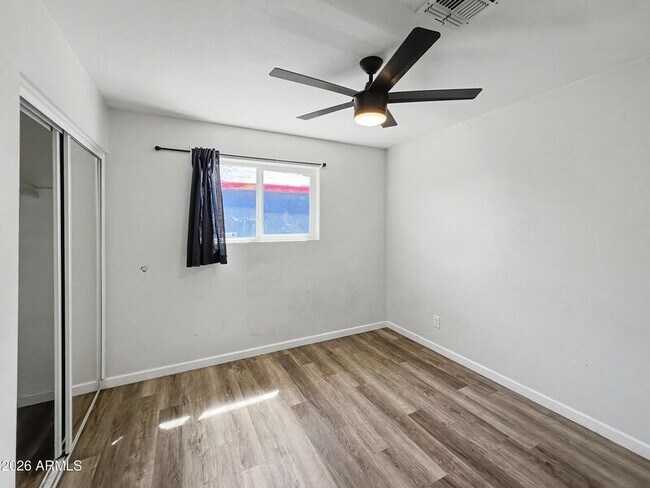Building Photo - 1542 W 5th Pl