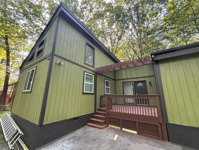 Building Photo - Beautifully remodeled 3 bedroom home in an...