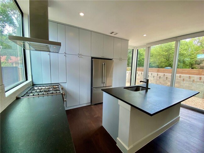 Building Photo - 1905 Riverview St