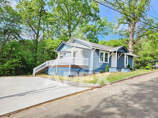 Building Photo - Renovated Craftsman Style 2 Bd 1- Ba Single Family Home with off street parking mins from Downtown!