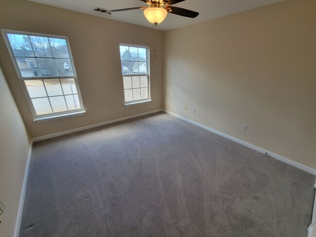 Building Photo - 4 Bedroom, 2.5 Bath Home Available in Hammett Grove Neighborhood