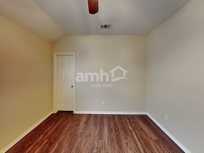 Building Photo - 2430 Fieldcrest Dr