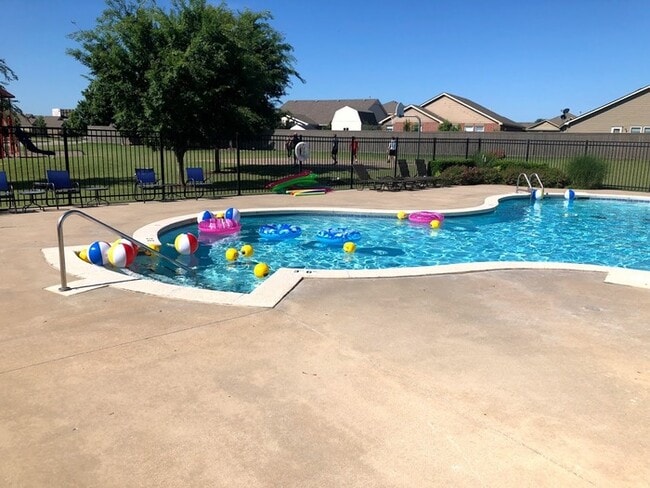 Building Photo - 3 Bed, 2 Bath Home with Garage / Pet-Friendly / Available Now!