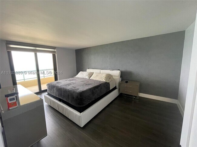 Building Photo - 2555 Collins Ave