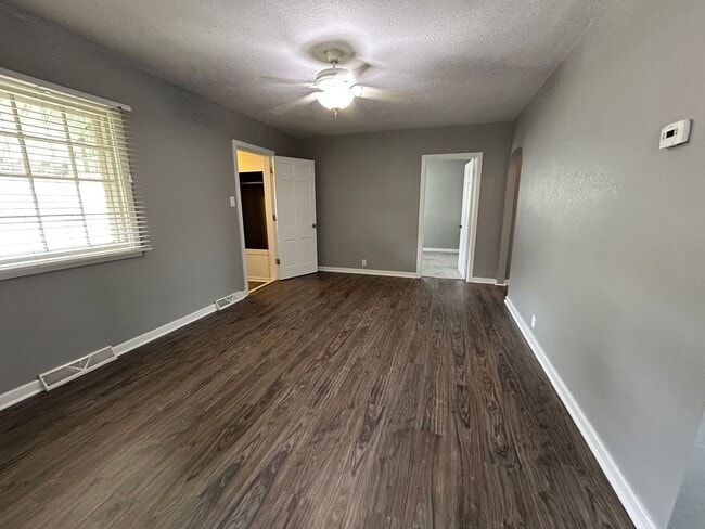 Building Photo - Charming 3 bedroom House