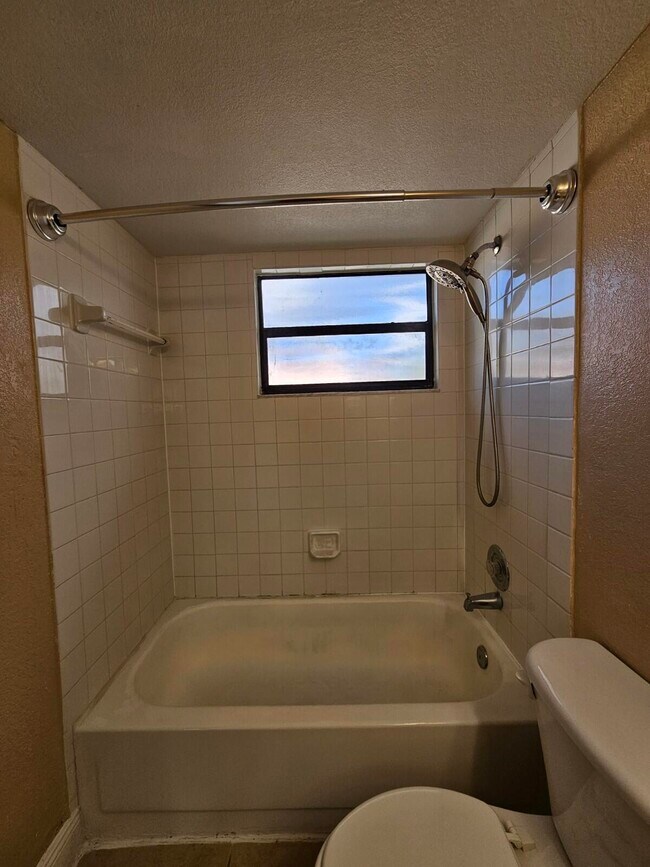 Building Photo - 1543 Lake Crystal Dr