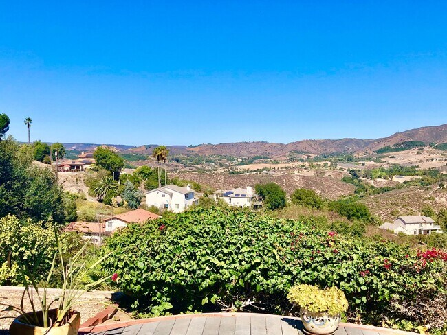 Building Photo - Beautiful Custom Home in Fallbrook, just m...