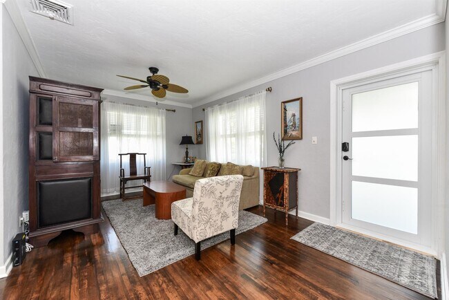 Building Photo - 340 Russlyn Dr