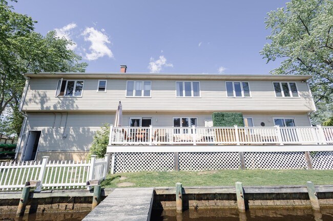 Building Photo - 5143 Venice Ave