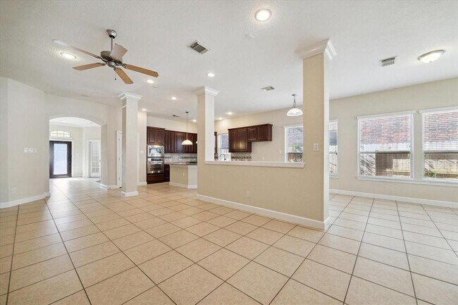 Building Photo - 910 Floriencia St