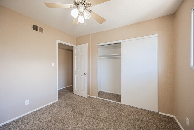 Building Photo - 2812 S Cottonwood Dr