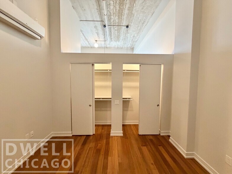 Building Photo - 700 N La Salle Dr