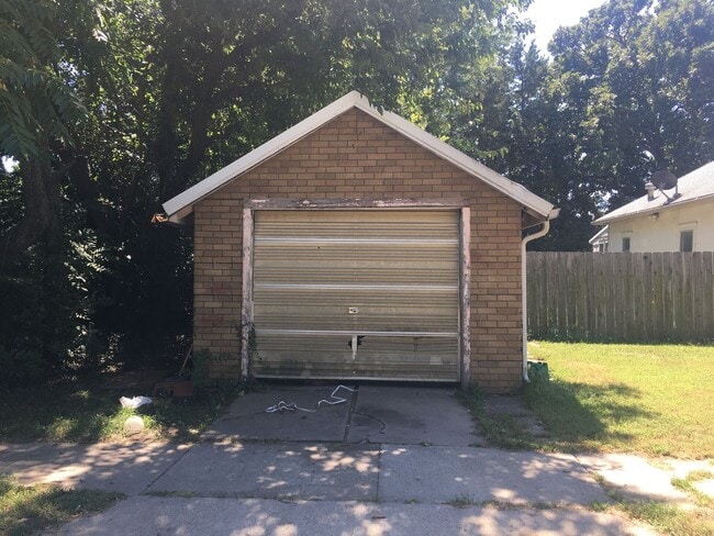 Building Photo - $850 - 2 bed 1 bath - Single Family Home
