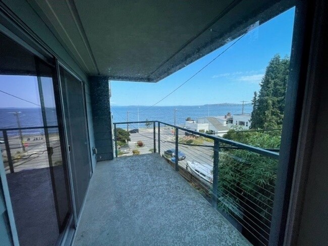 Building Photo - Alki Beach View Condominium!