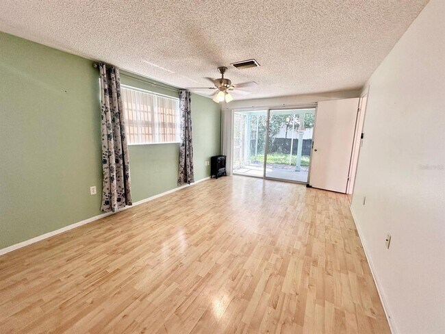Building Photo - 12215 Meadowbrook Ln