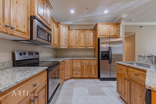 Building Photo - Available September 1 - Spacious 3 Bedroom...