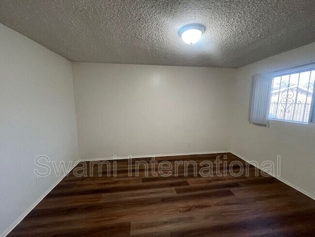 Building Photo - 1303 W 107th St