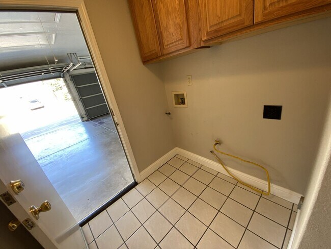 Building Photo - Charming Single-Story Home in Tracy — Across from the Park!