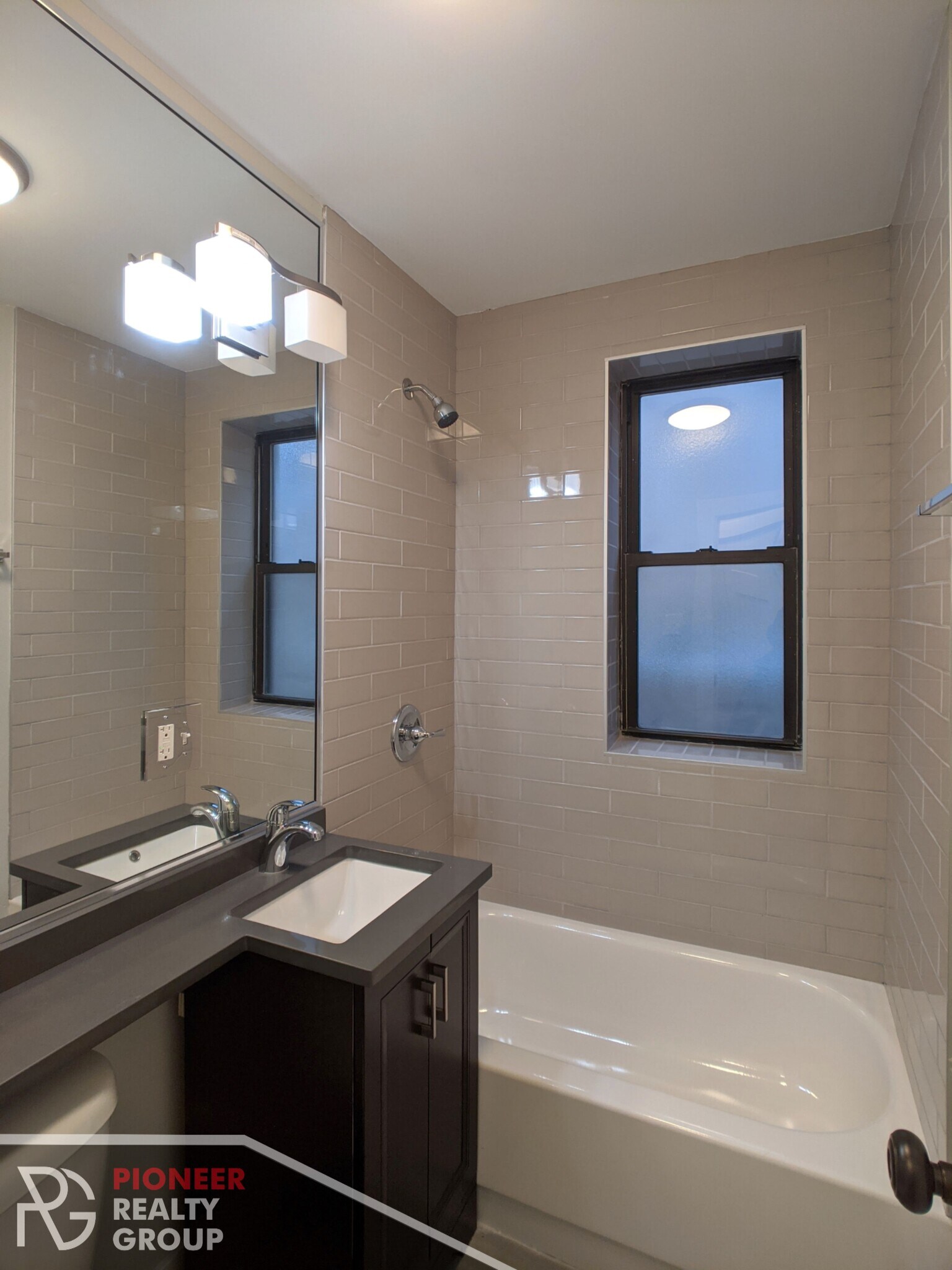 Building Photo - 437 W Belden