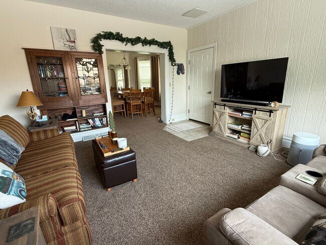 Building Photo - Charming Forest Lake View - Includes UTILITIES