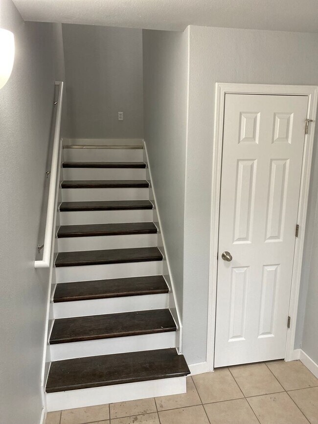 Building Photo - School Year Lease! 3 Bedrooms, 2.5 Bathrooms Townhouse near University of Arkansas - 1x Car Garag...