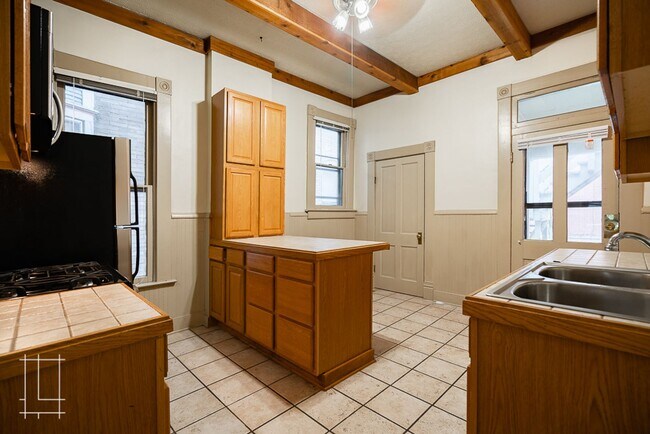 Building Photo - 836 Neil Ave