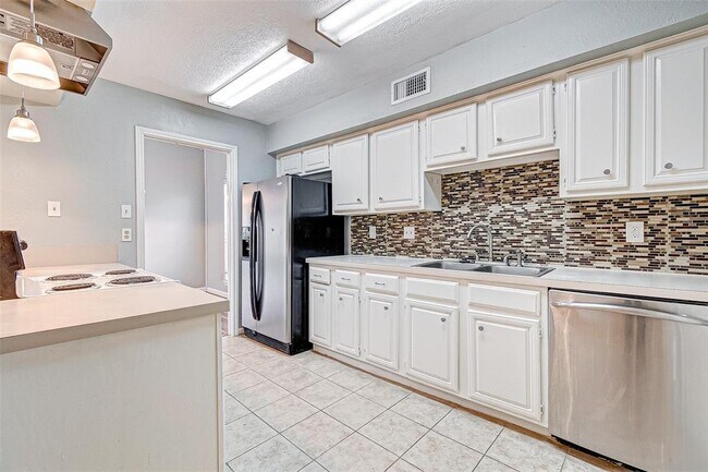 Building Photo - 7983 Kendalia Dr