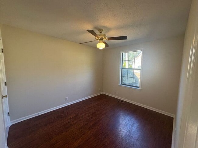 Building Photo - 3 Bed/2 Bath with Deck/Yard in quite neigh...